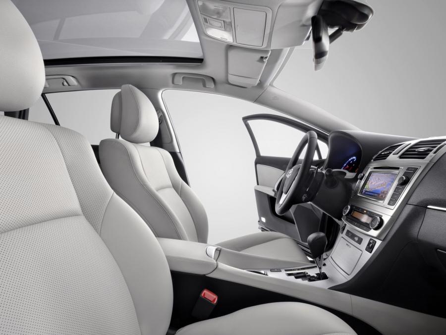  Toyota Avensis Wagon 2011 года  (фото 15 из 25)